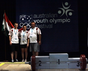AYOF 2013 Súlyemelés: Simon Bence (85 kg) és  Szűcs Petra (69 kg) edző édesapjával Szűcs Endrével